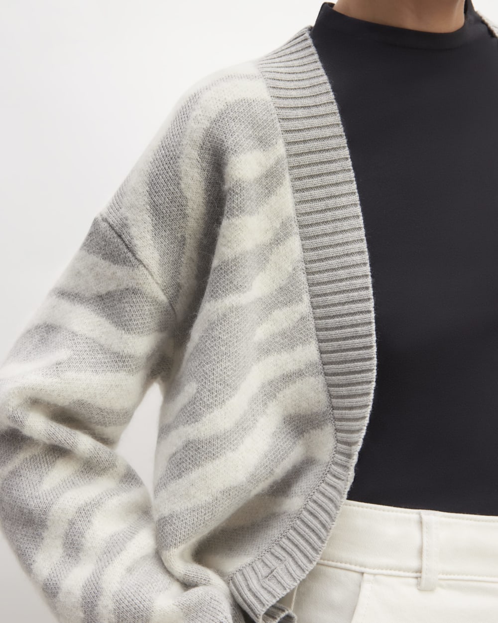 The Alpaca Tiger Jacquard Cardigan | Heathered Grey / Snow