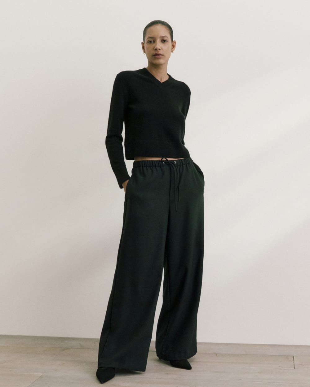 Cashmere Cropped High-V Sweater | Black